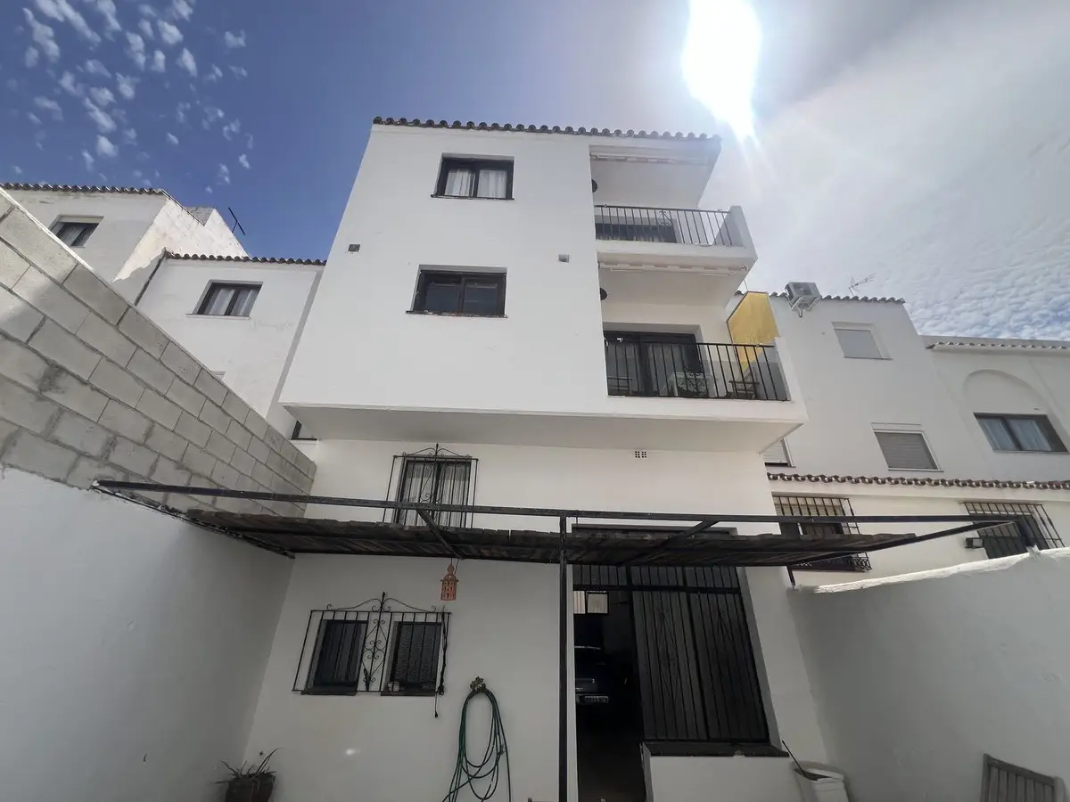 Semi-Detached House for sale in Estepona — photo 1