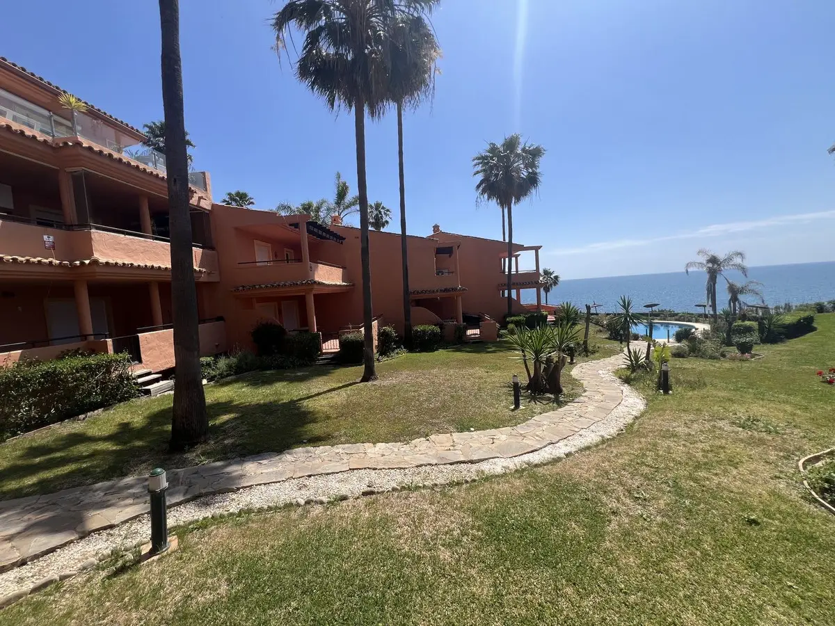 Ground Floor Apartment for sale in Estepona — photo 1