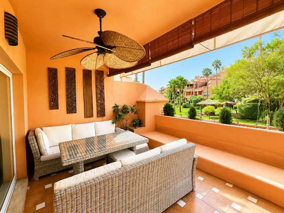 Middle Floor Apartment for sale in Guadalmina Baja — photo 1