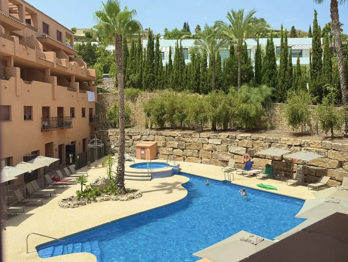 Middle Floor Apartment for sale in Benahavís — photo 1