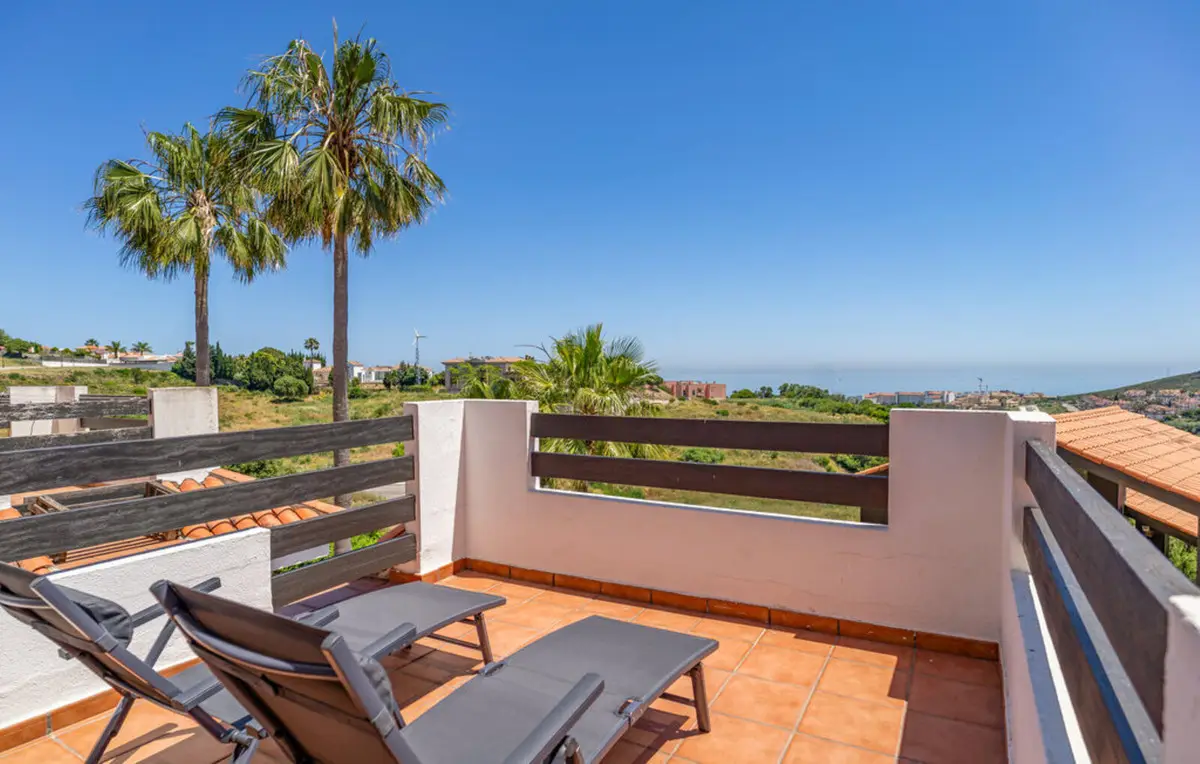 Middle Floor Apartment for sale in La Duquesa — photo 1