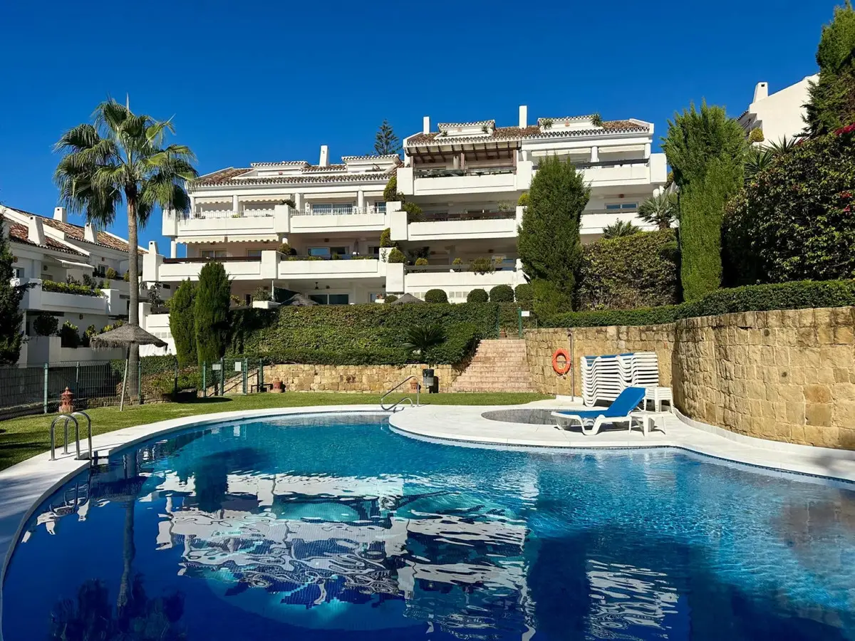 Middle Floor Apartment for sale in Nueva Andalucía — photo 1