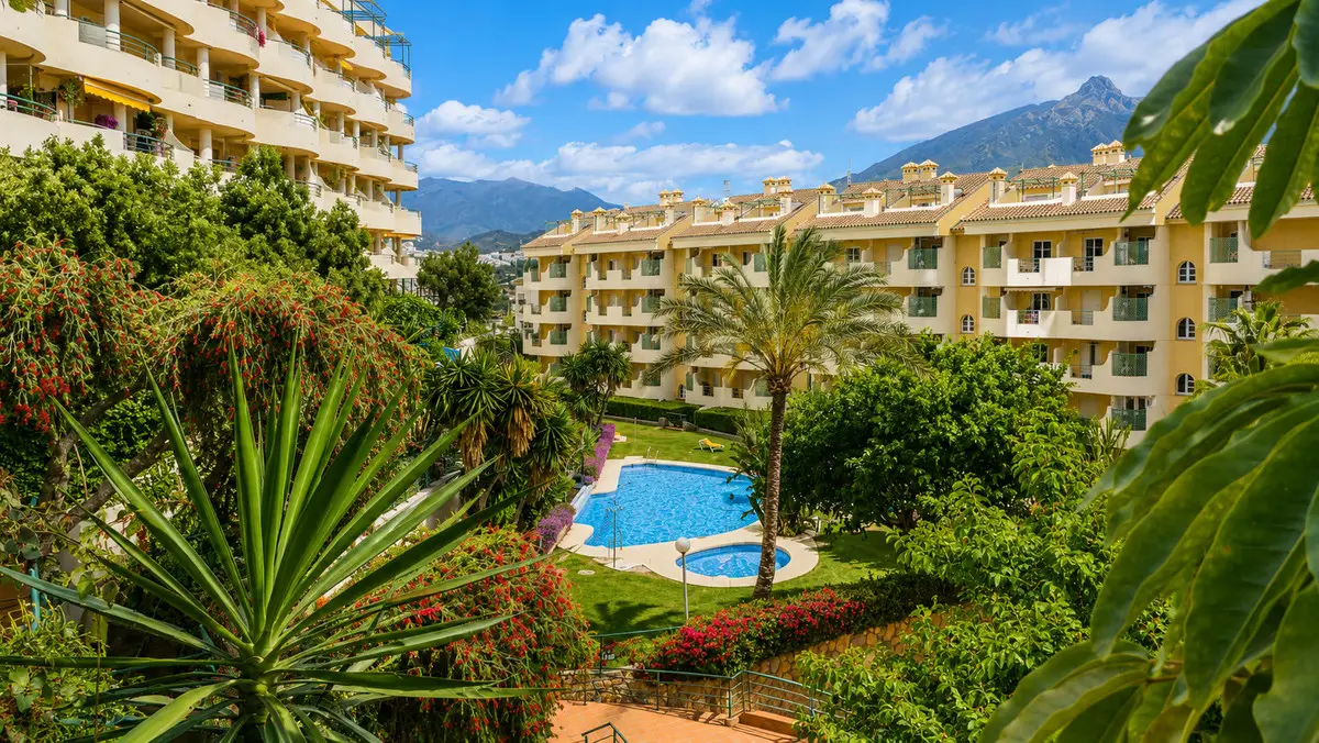 Middle Floor Apartment for sale in Nueva Andalucía — photo 1