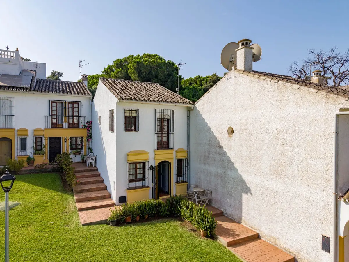 Townhouse for sale in Elviria — photo 1