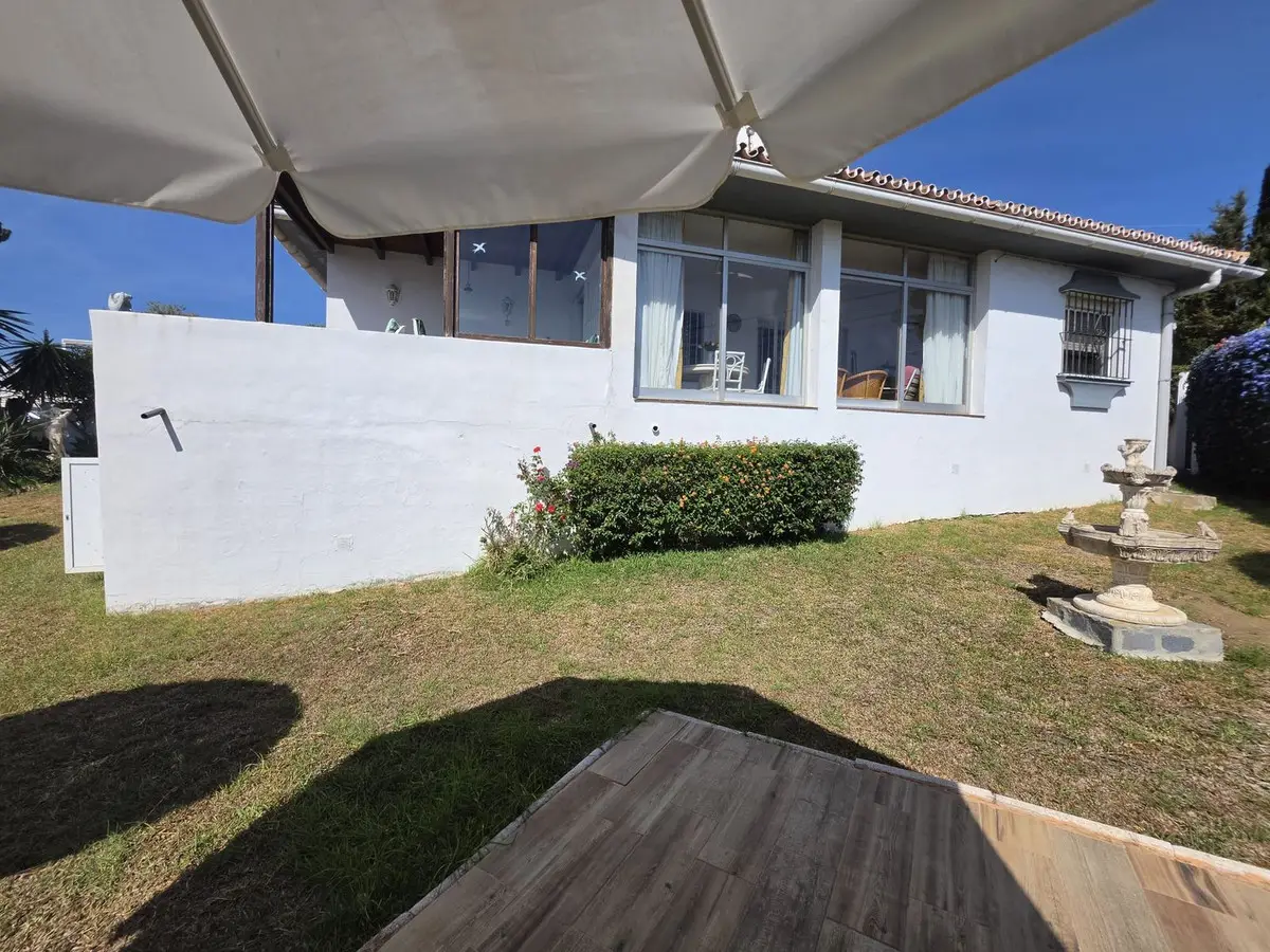 Fritliggende villa til salg i Estepona — foto 1