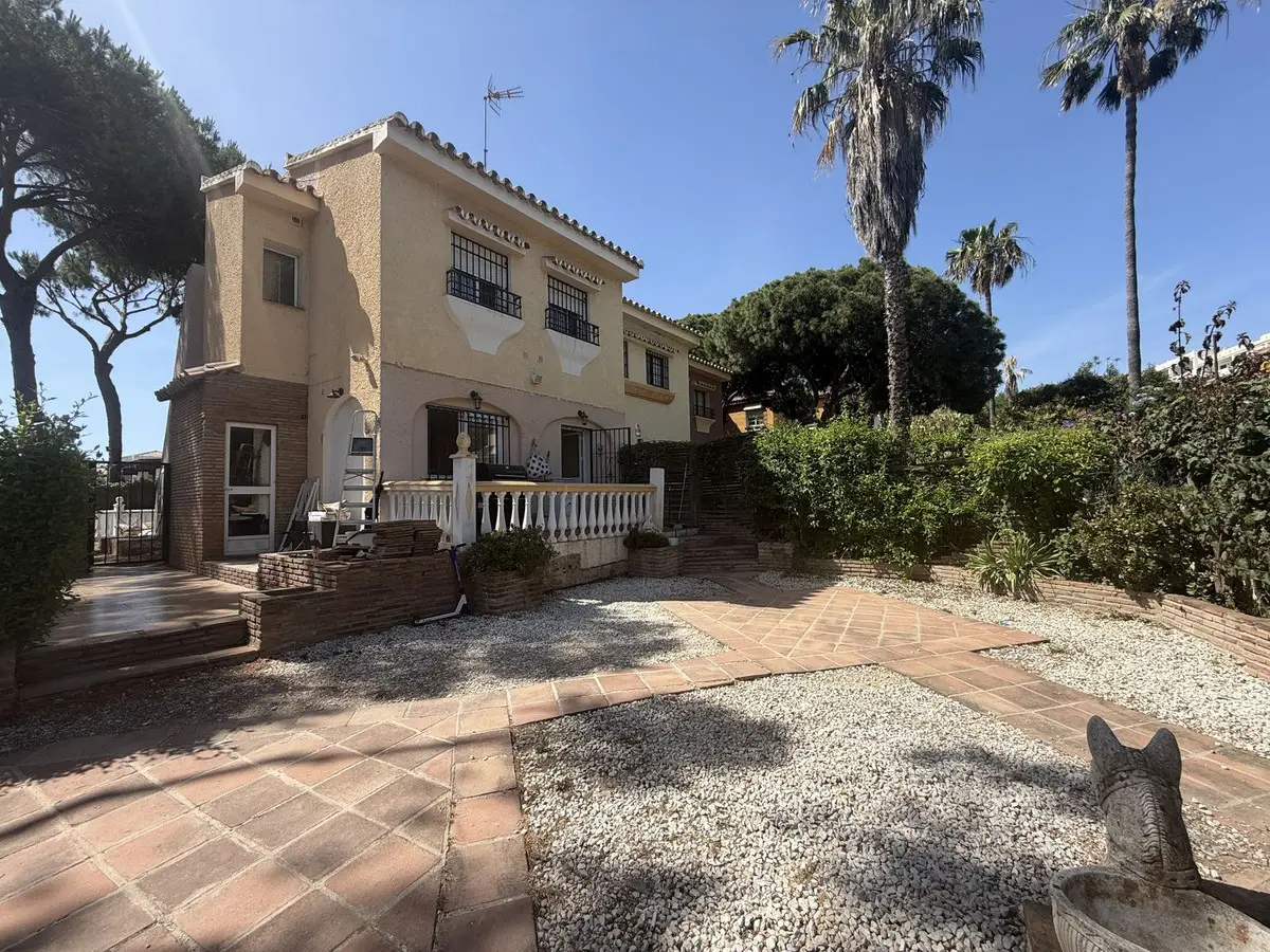 Semi-Detached House for sale in Calahonda — photo 1