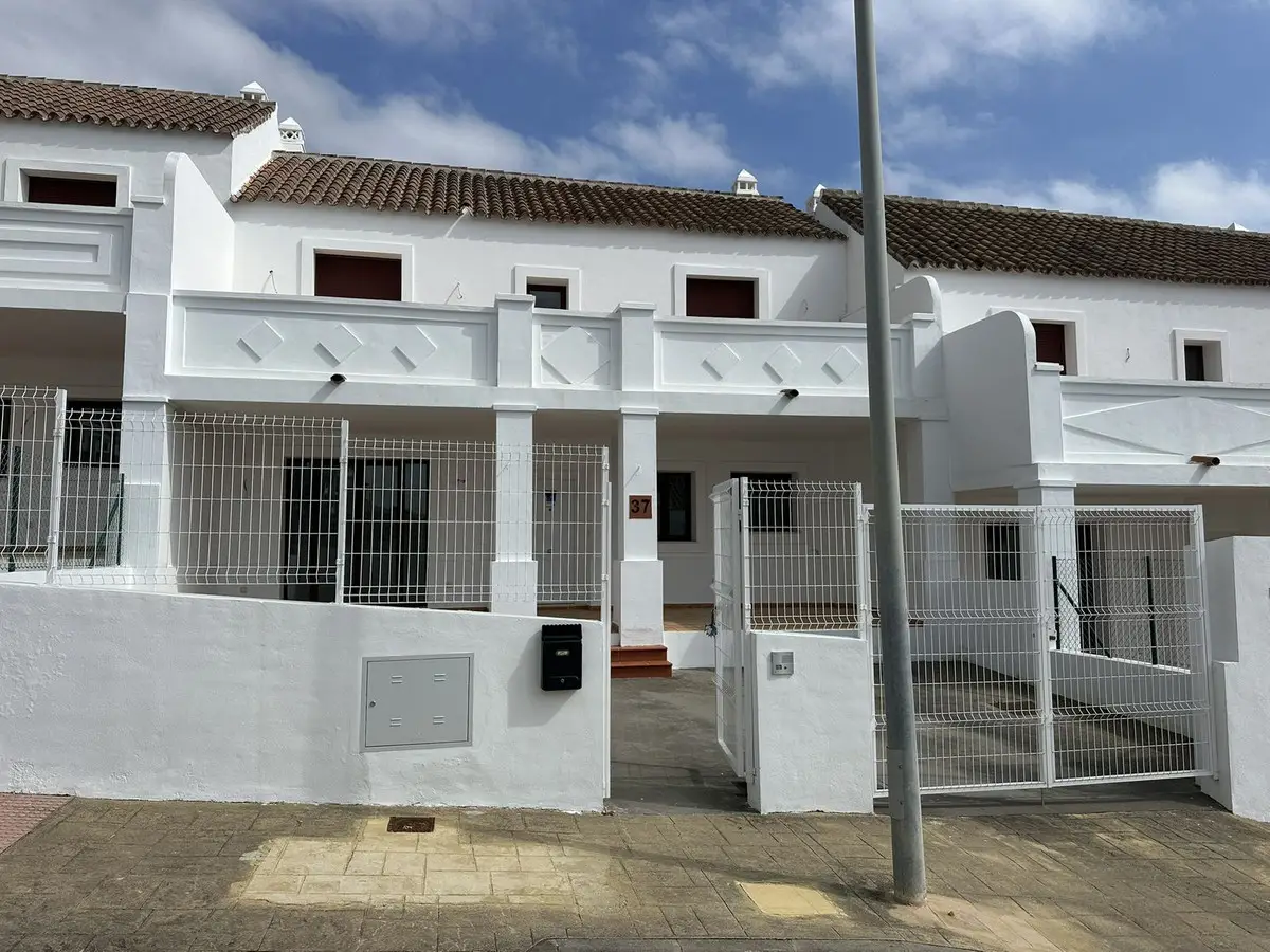 Townhouse for sale in Doña Julia — photo 1