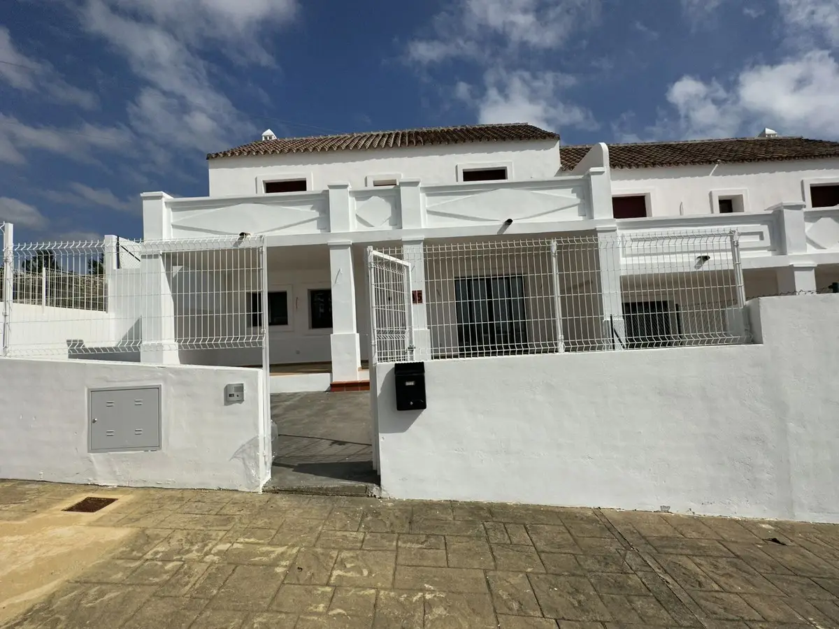 Townhouse for sale in Doña Julia — photo 1