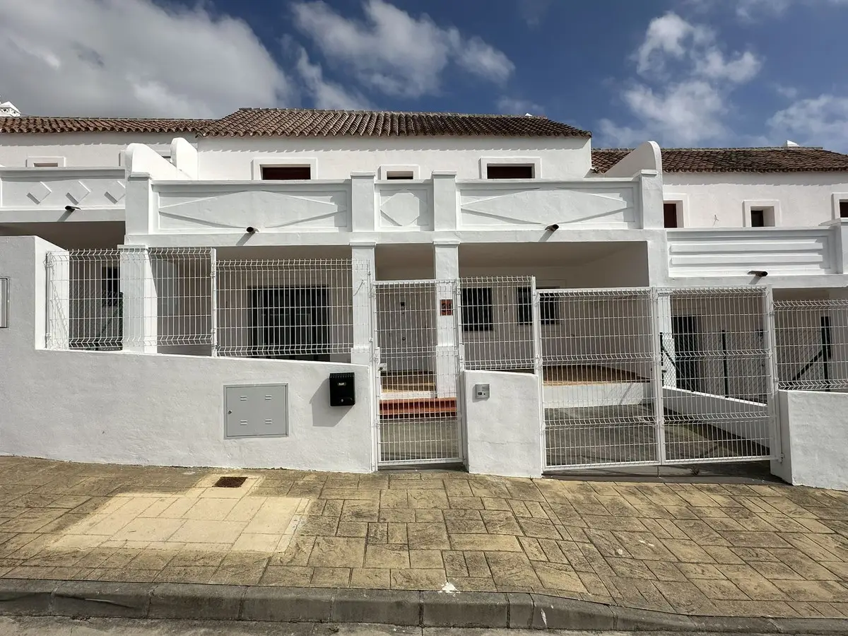 Townhouse for sale in Doña Julia — photo 1