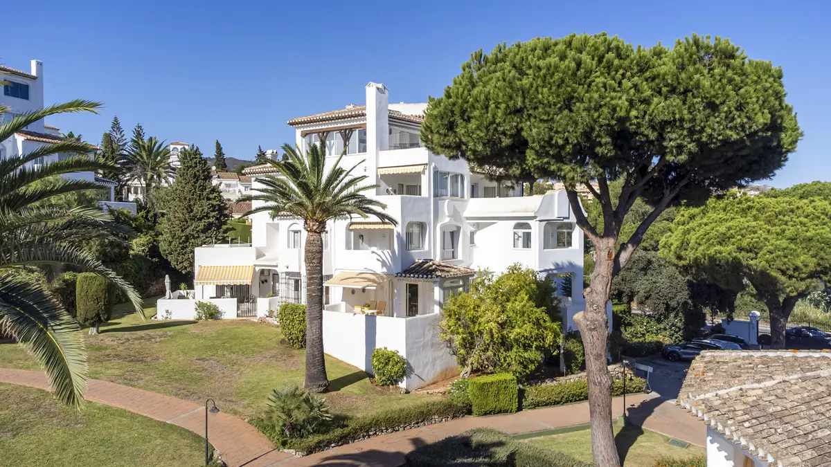 Middle Floor Apartment for sale in Elviria — photo 1