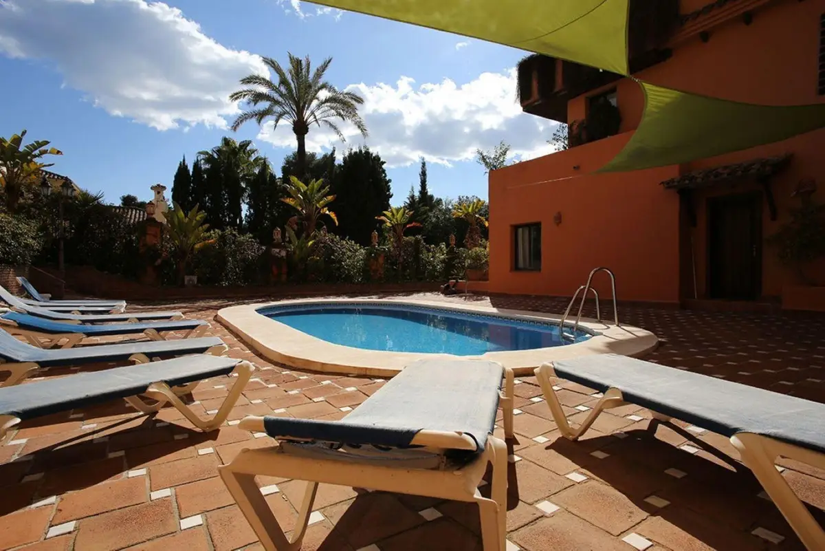 Middle Floor Apartment for sale in Estepona — photo 1