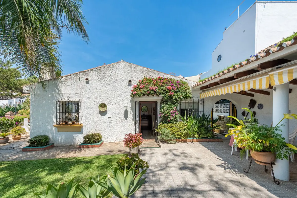 Detached Villa for sale in Nueva Andalucía — photo 1