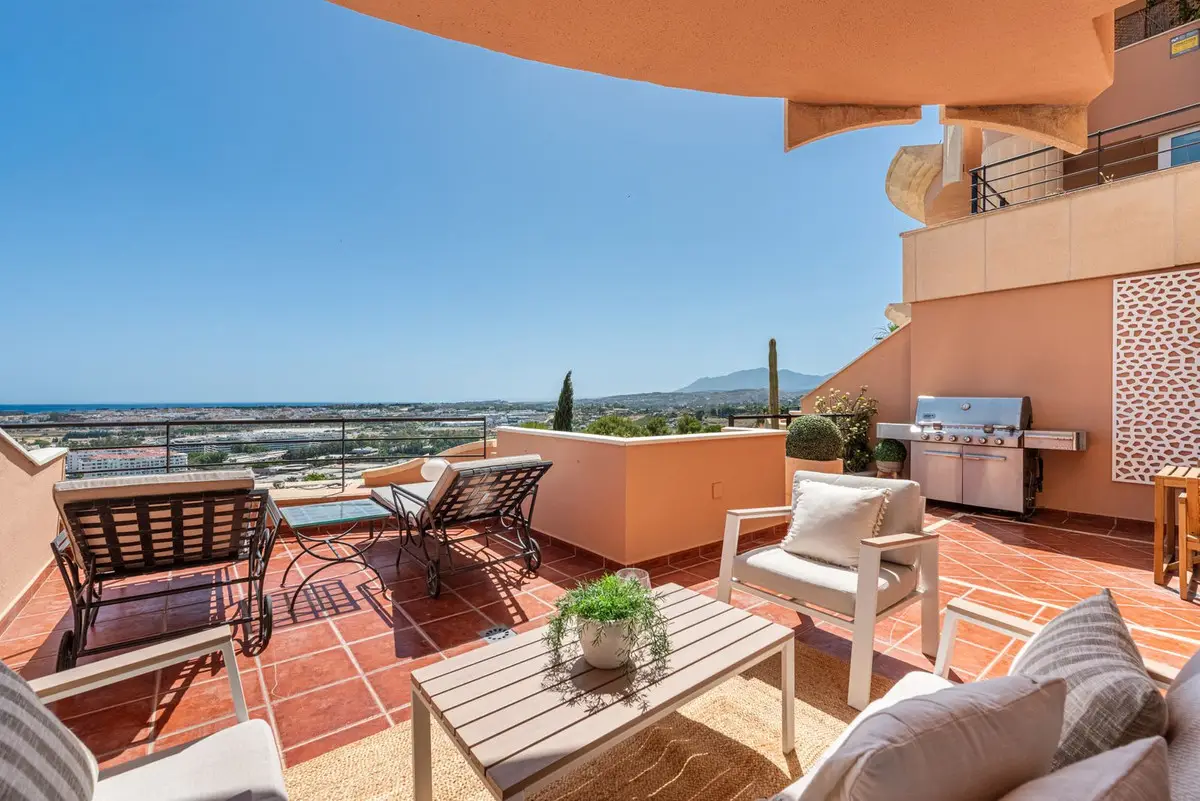 Middle Floor Apartment for sale in Nueva Andalucía — photo 1