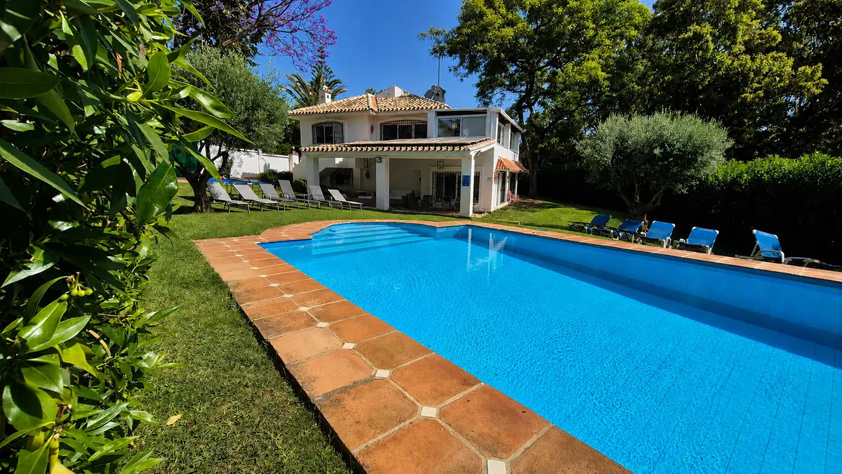 Detached Villa for sale in Elviria — photo 1