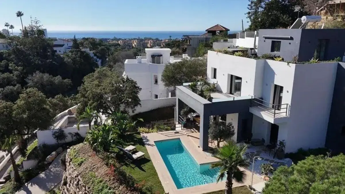 Detached Villa for sale in Elviria — photo 1