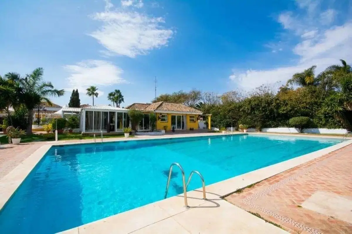 Townhouse for sale in Guadalmina Baja — photo 1