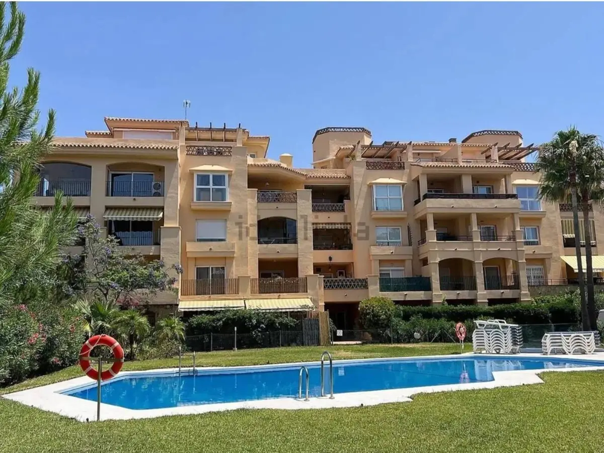 Middle Floor Apartment for sale in Calahonda — photo 1