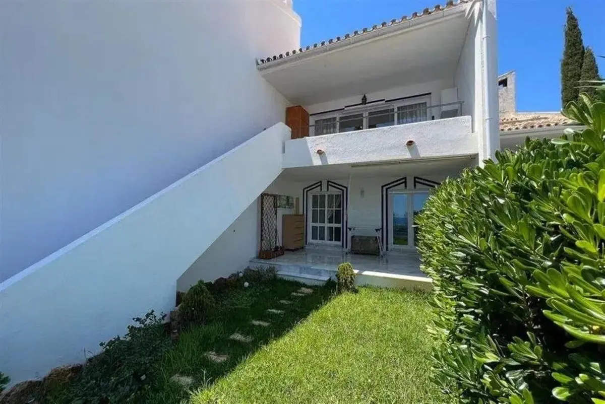 Townhouse for sale in Calahonda — photo 1