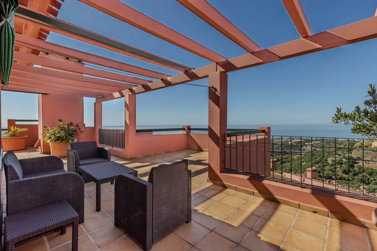 Penthouse for sale in Calahonda — photo 1