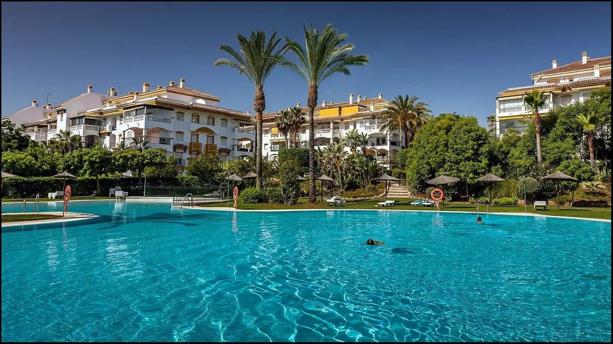 Middle Floor Apartment for sale in Nueva Andalucía — photo 1