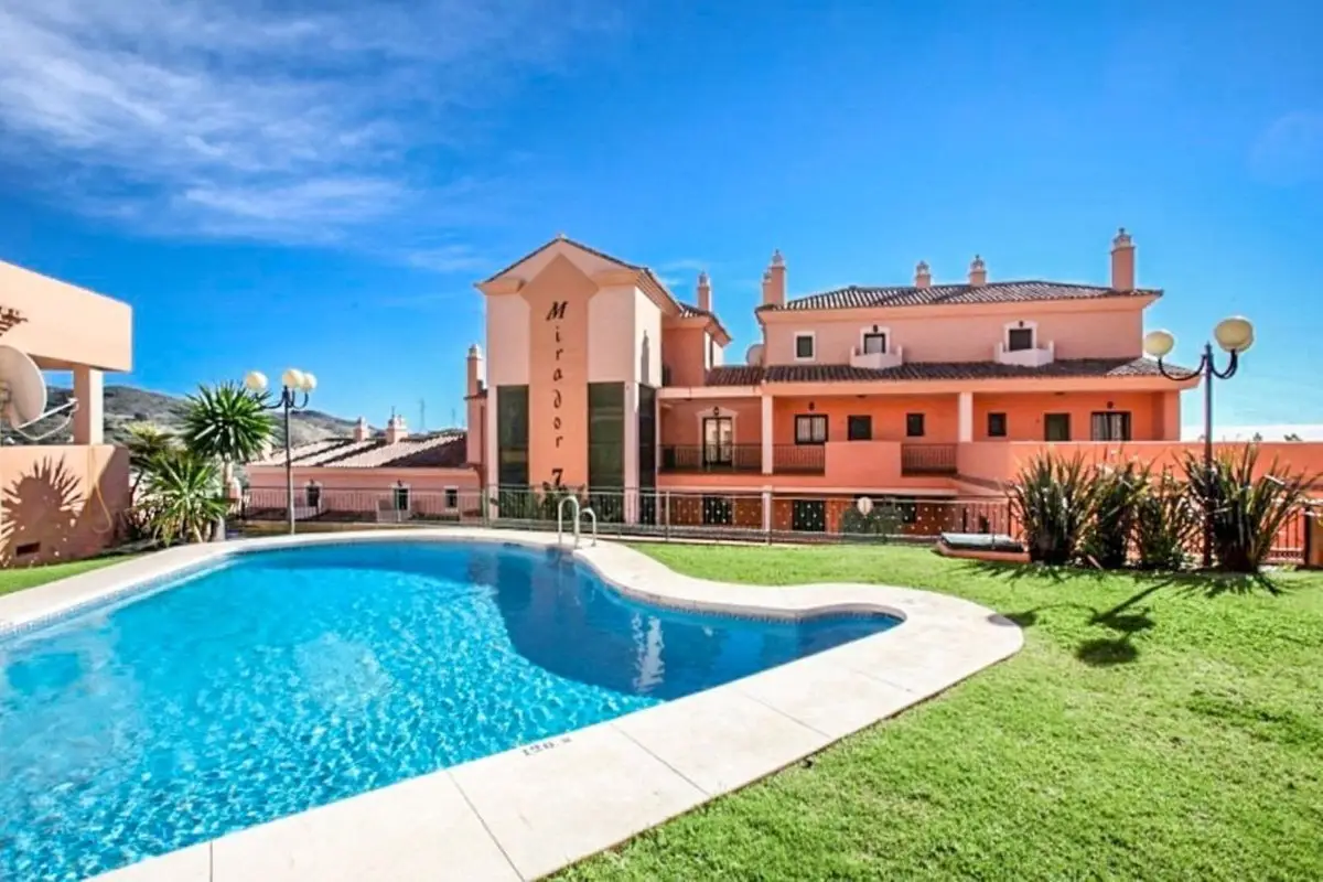 Middle Floor Apartment for sale in Elviria — photo 1