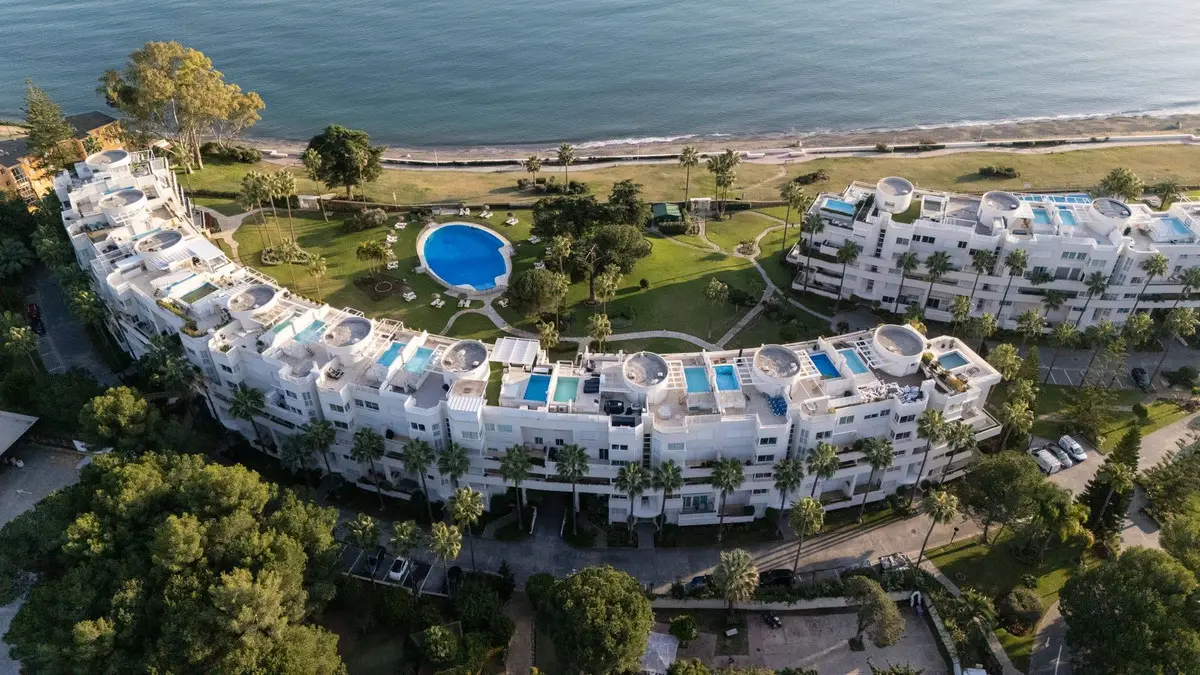 Middle Floor Apartment for sale in Estepona — photo 1