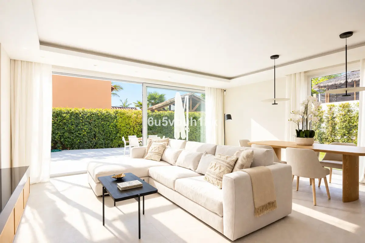 Townhouse for sale in Estepona — photo 1