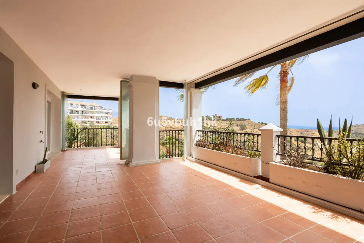 Middle Floor Apartment for sale in Calahonda — photo 1