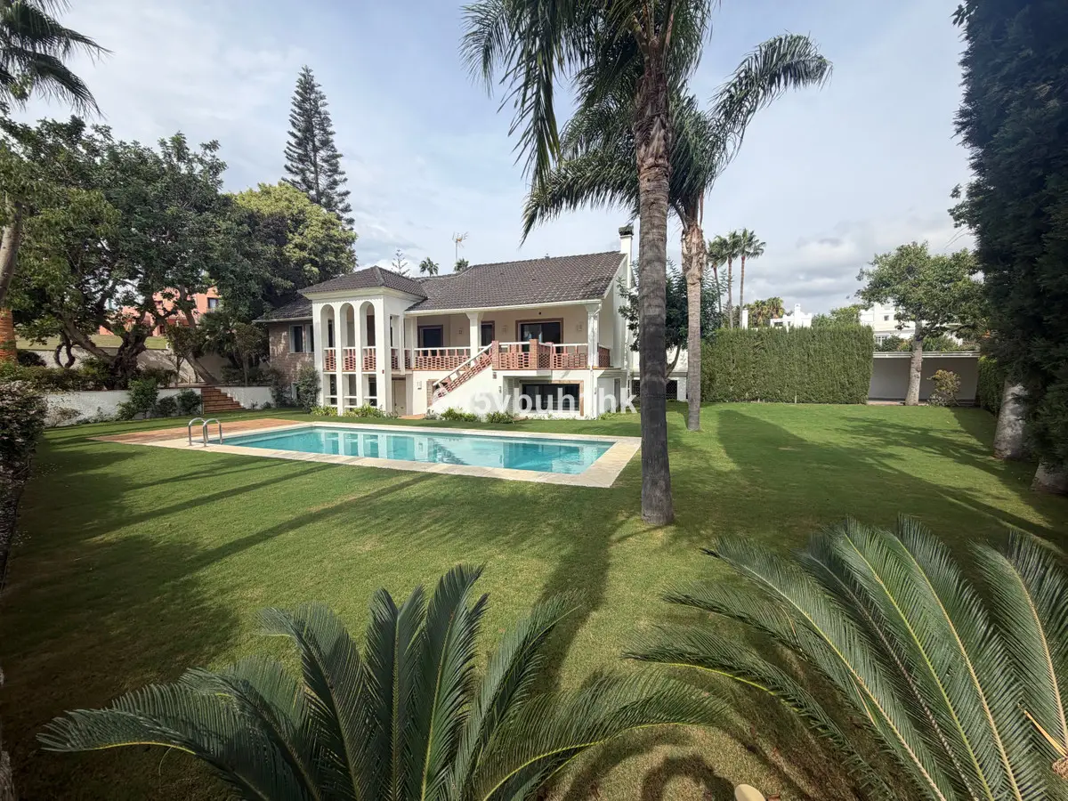 Detached Villa for sale in Estepona — photo 1