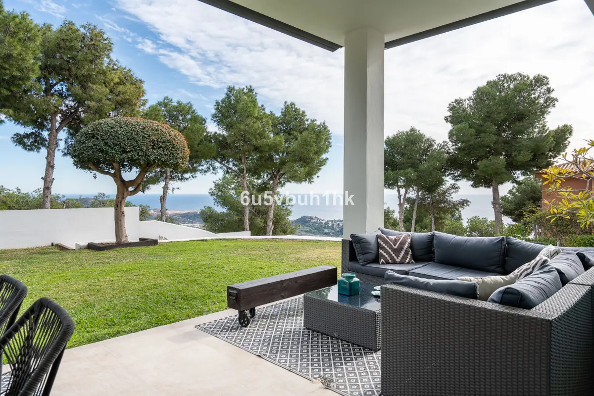 Detached Villa for sale in Málaga — photo 1
