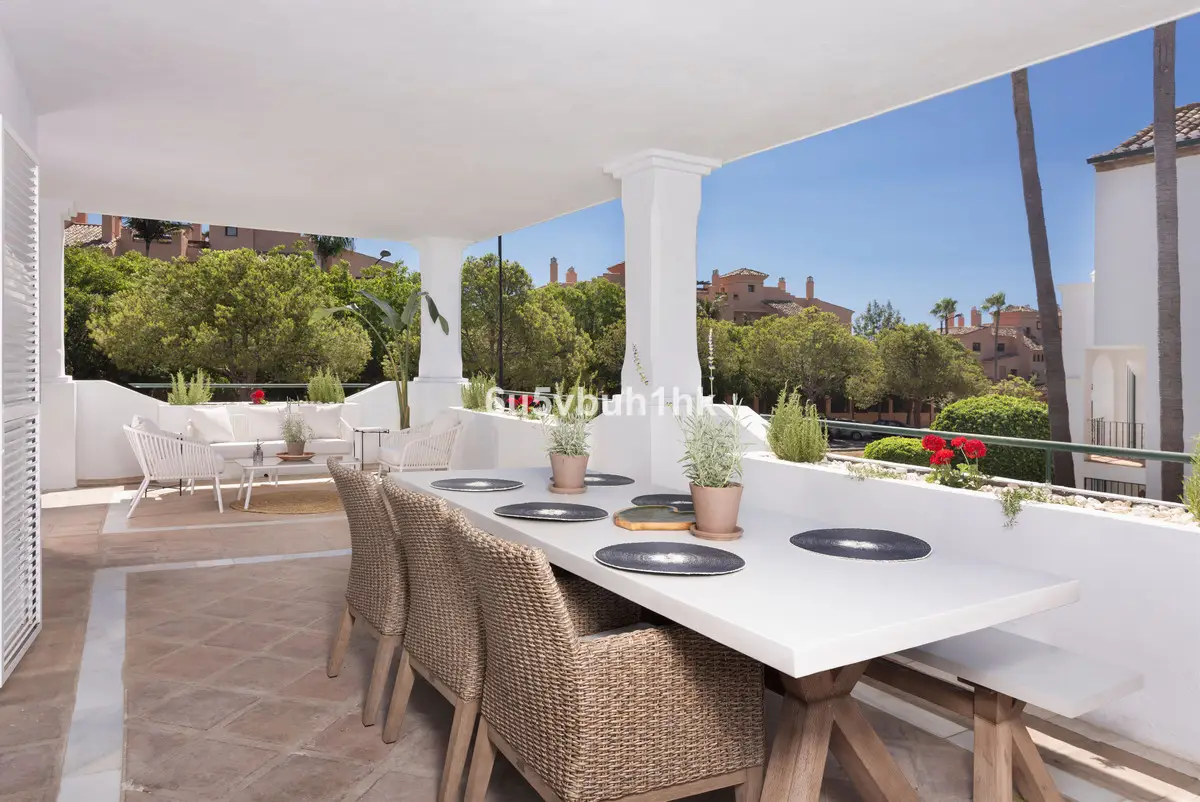Middle Floor Apartment for sale in Estepona — photo 1
