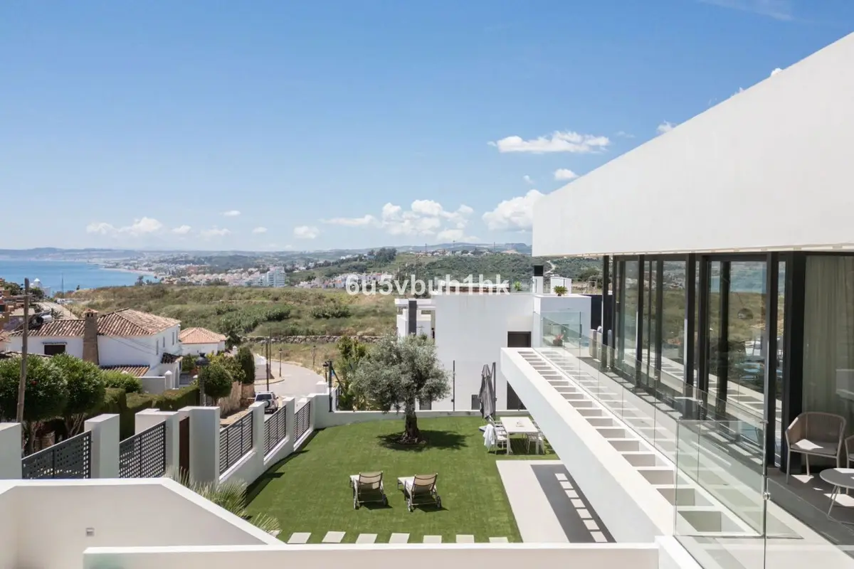 Detached Villa for sale in Estepona — photo 1