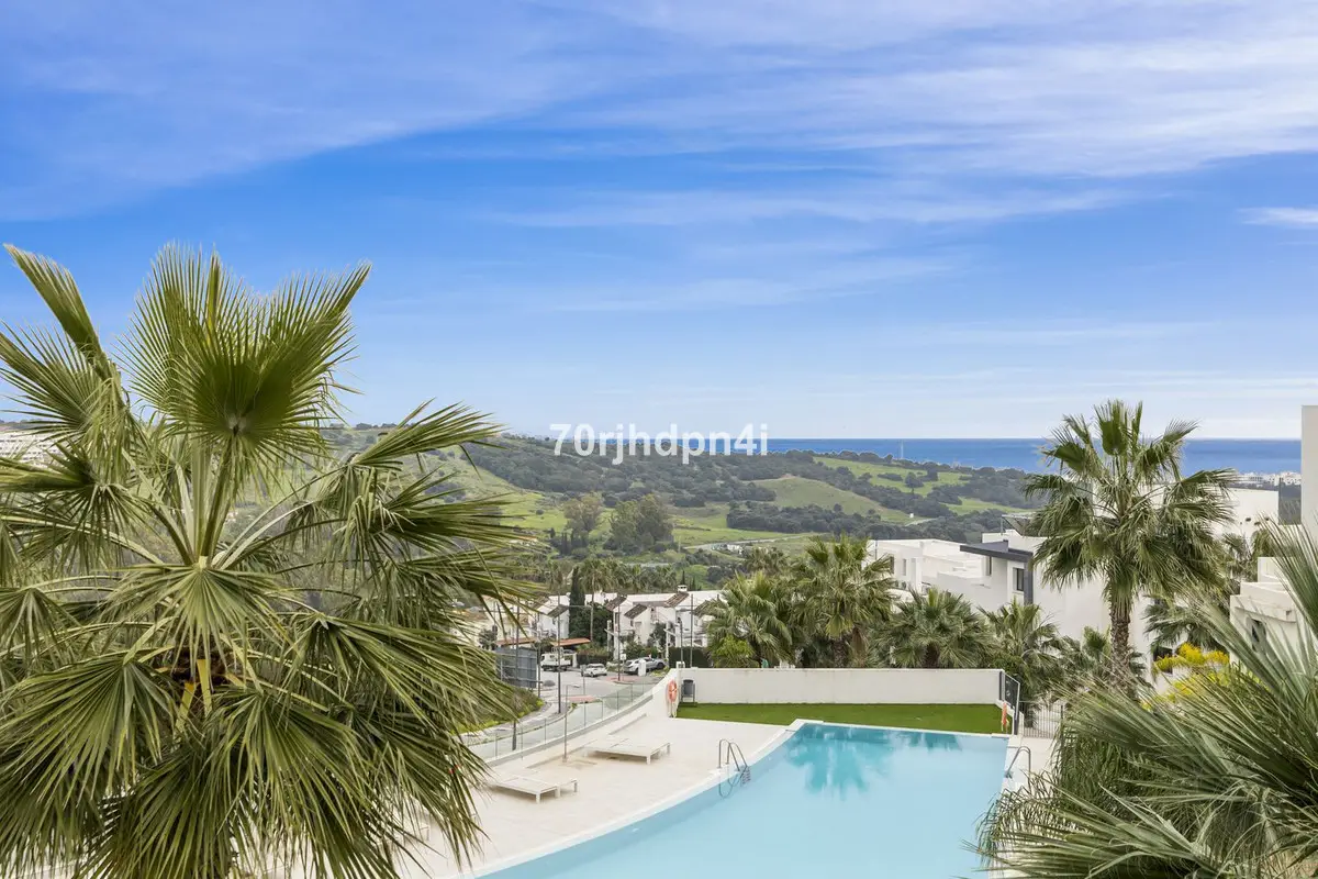 Middle Floor Apartment for sale in Estepona — photo 1