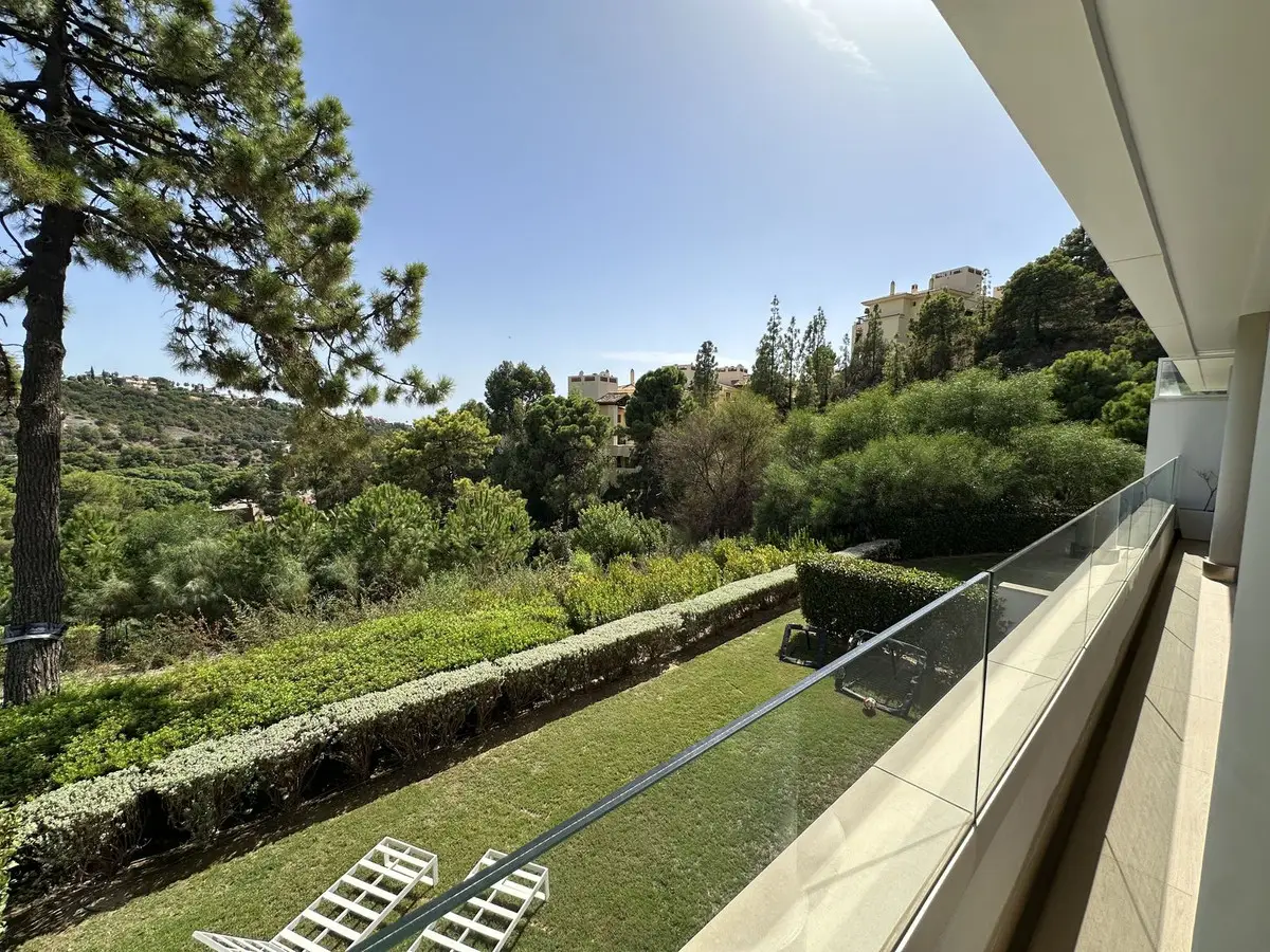 Middle Floor Apartment for sale in Benahavís — photo 1