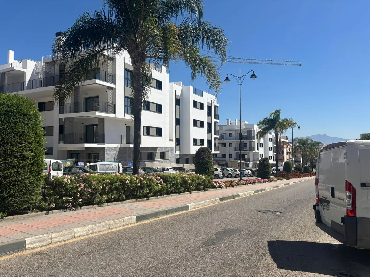 Middle Floor Apartment for sale in Estepona — photo 1