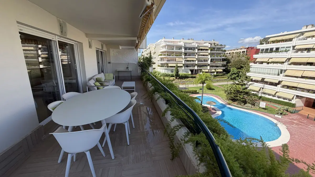 Lejlighed på mellemplan til salg i Guadalmina Alta — foto 1