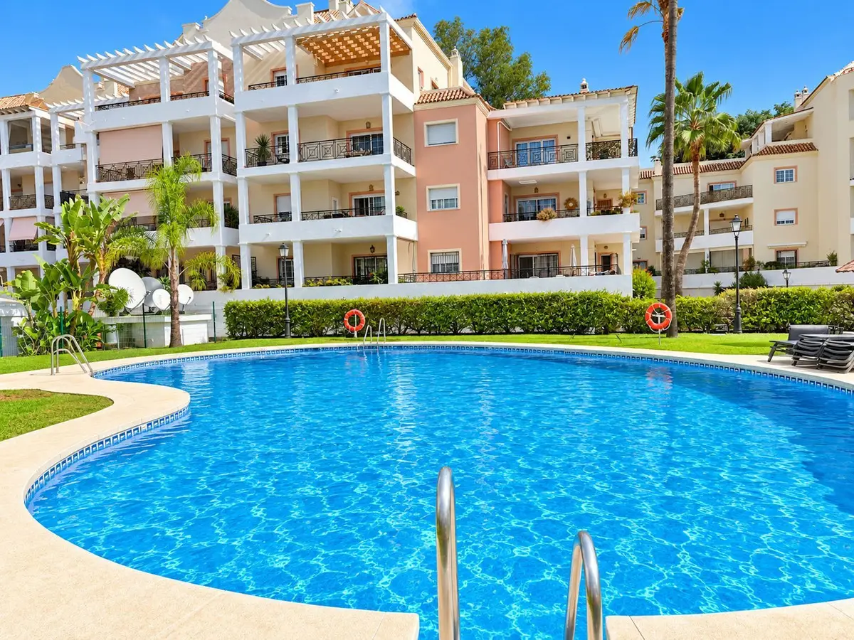 Middle Floor Apartment for sale in Nueva Andalucía — photo 1
