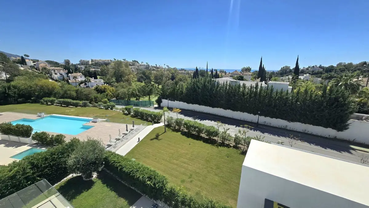 Middle Floor Apartment for sale in Benahavís — photo 1