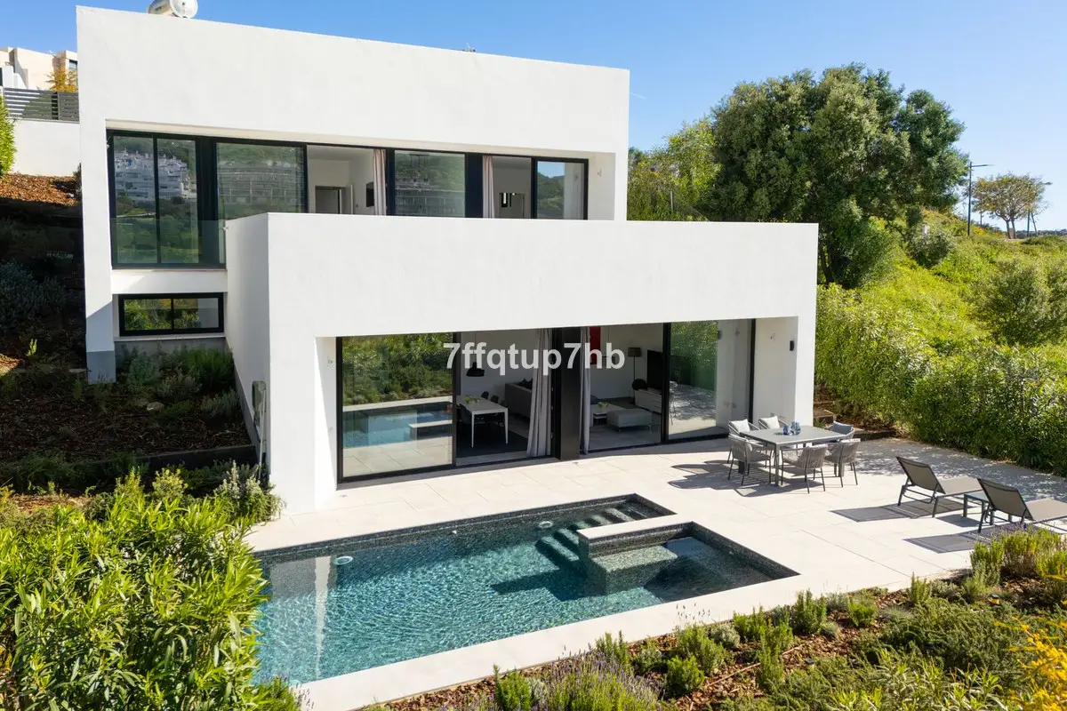 Detached Villa for sale in Estepona — photo 1