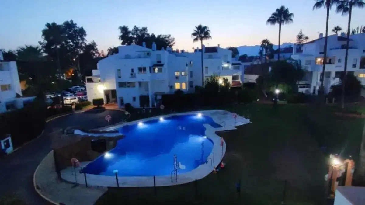 Middle Floor Apartment for sale in Elviria — photo 1
