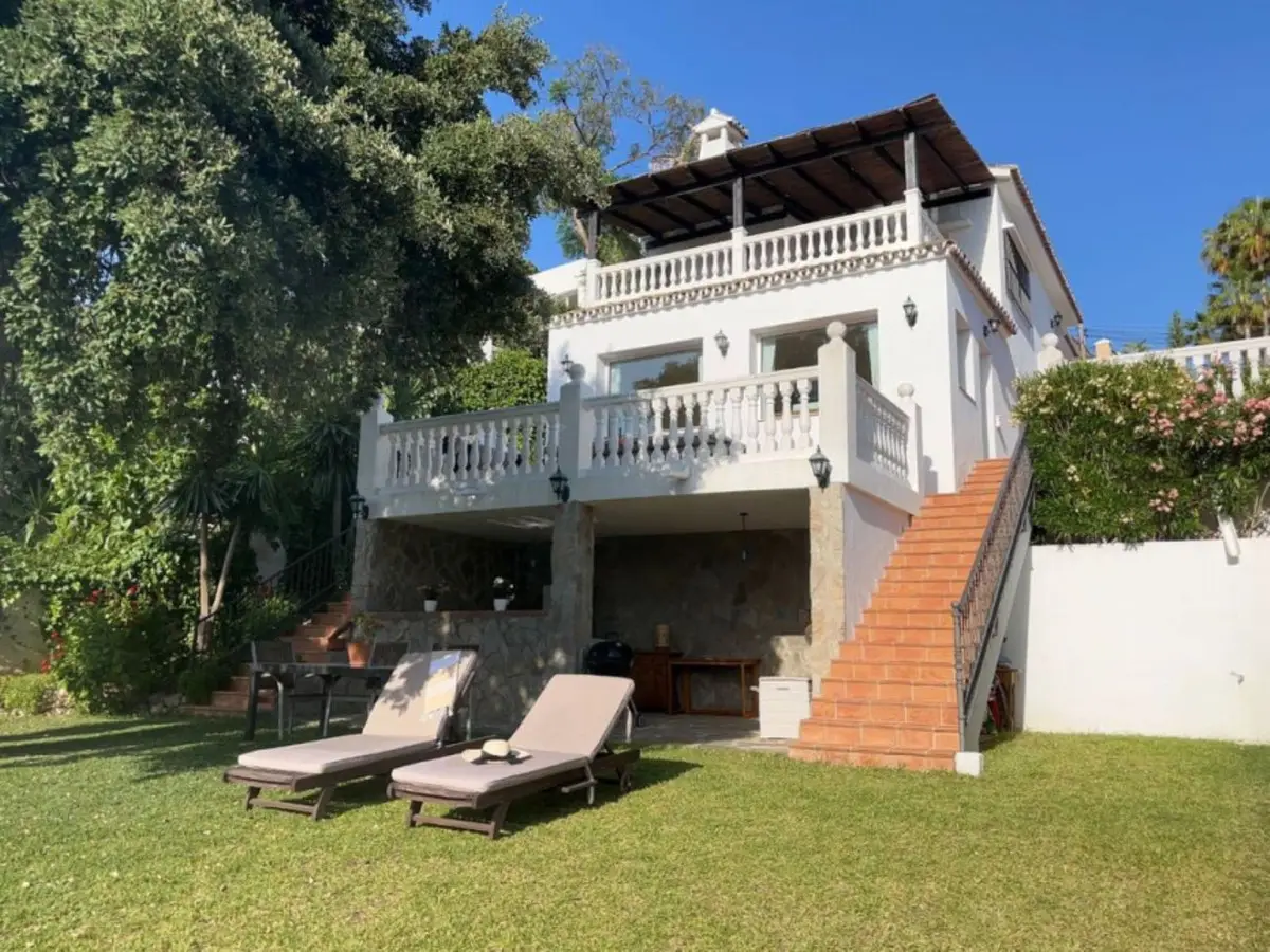 Detached Villa for sale in Elviria — photo 1
