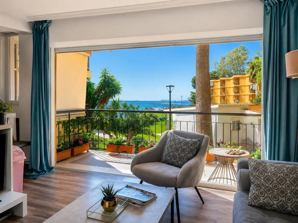 Middle Floor Apartment for sale in Estepona — photo 1