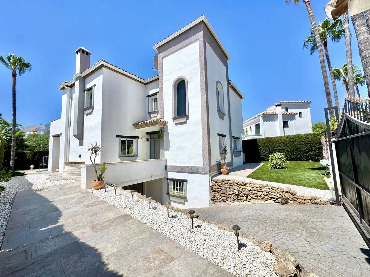 Detached Villa for sale in Calahonda — photo 1
