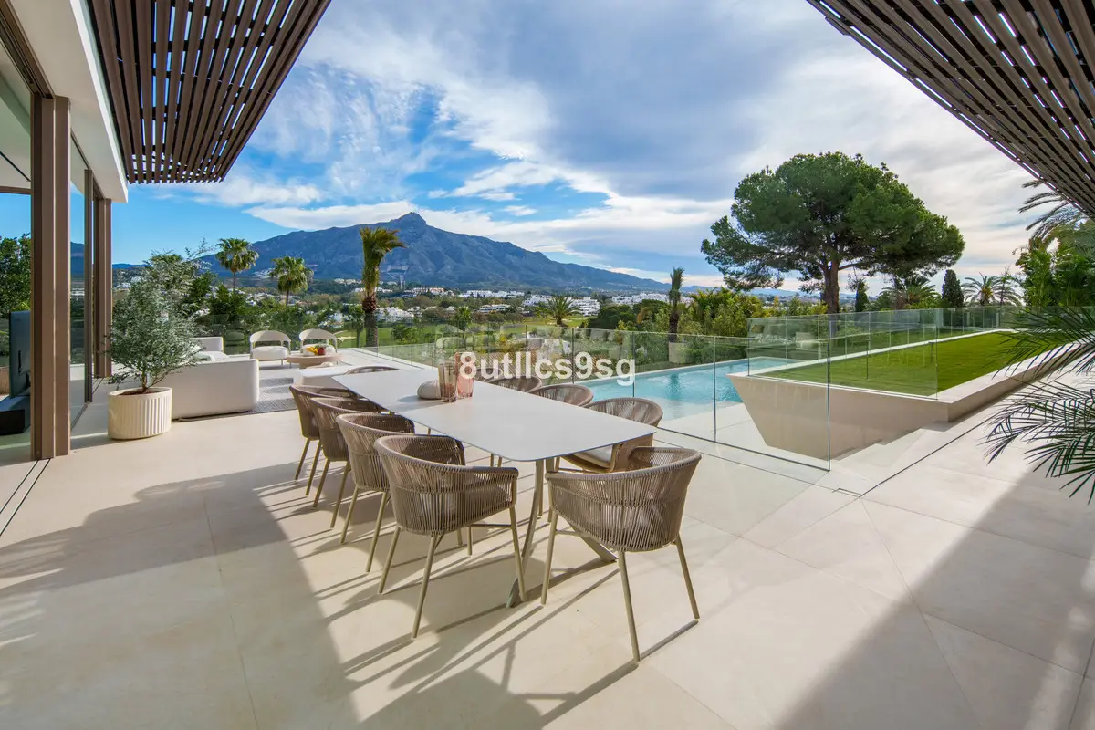 Detached Villa for sale in Nueva Andalucía — photo 1