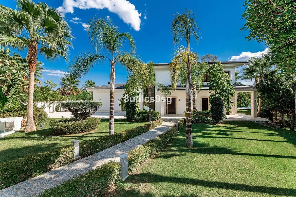 Detached Villa for sale in Nueva Andalucía — photo 1