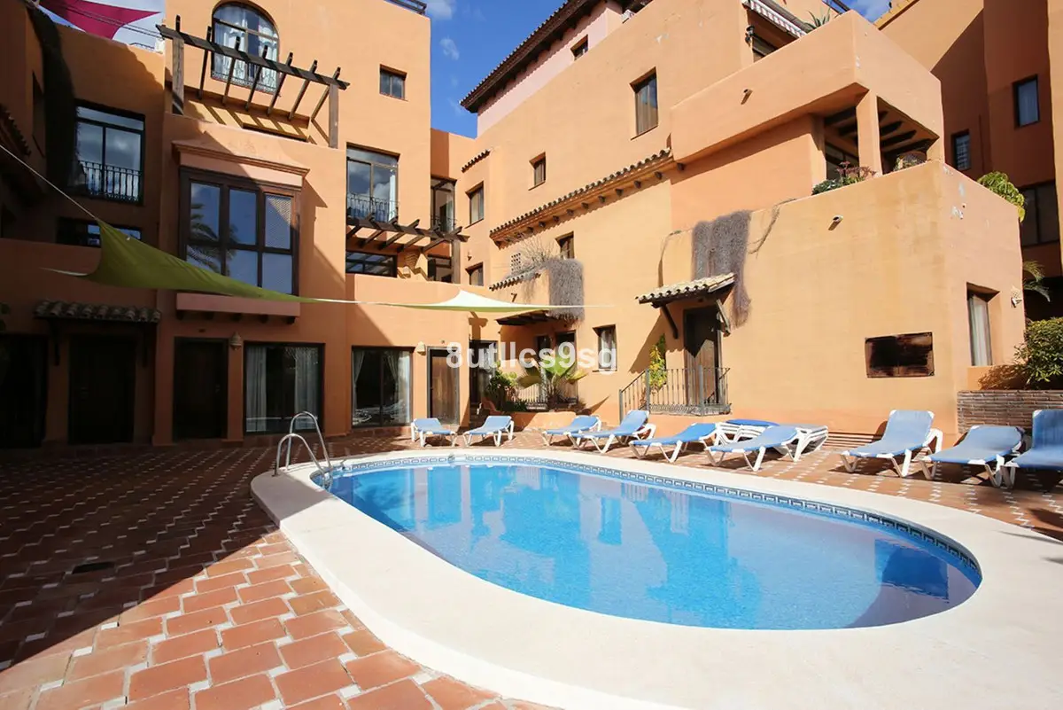 Middle Floor Apartment for sale in Estepona — photo 1