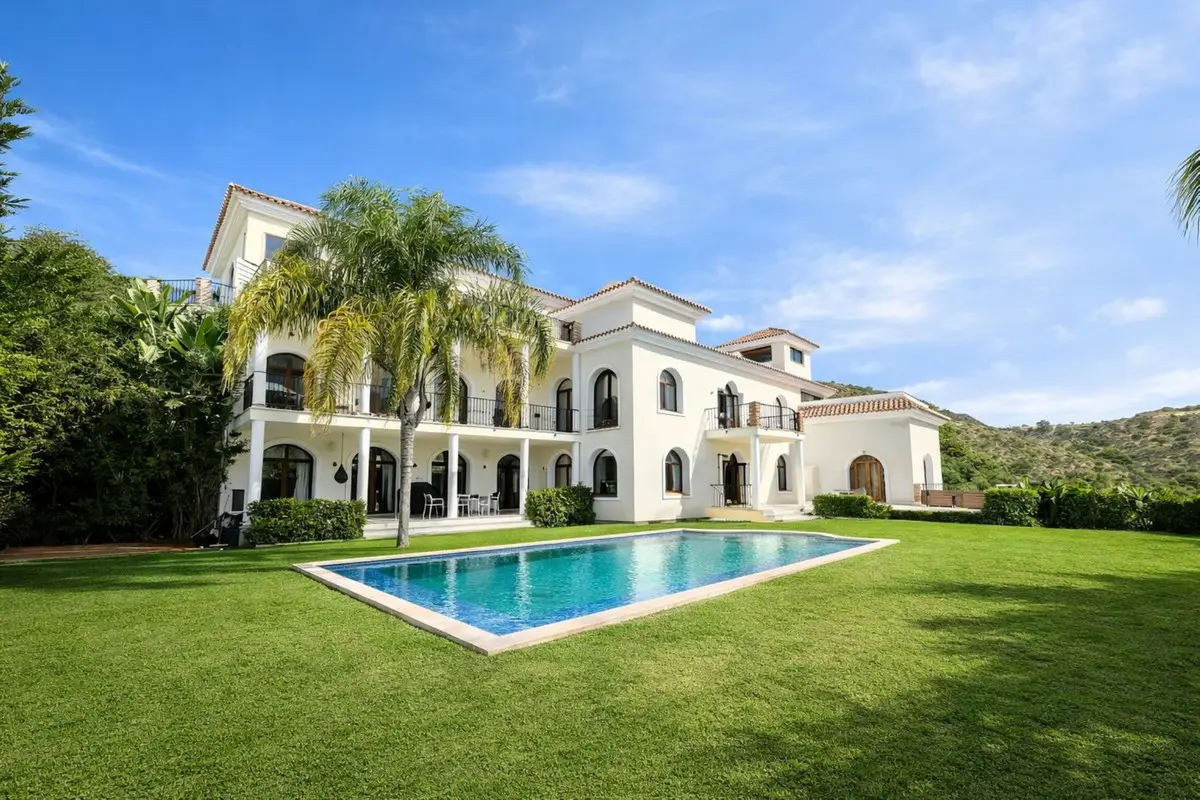 Detached Villa for sale in Benahavís — photo 1