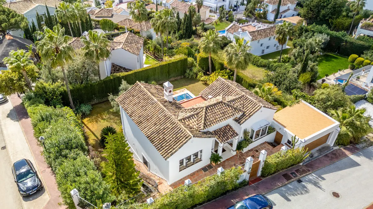 Detached Villa for sale in Istán — photo 1