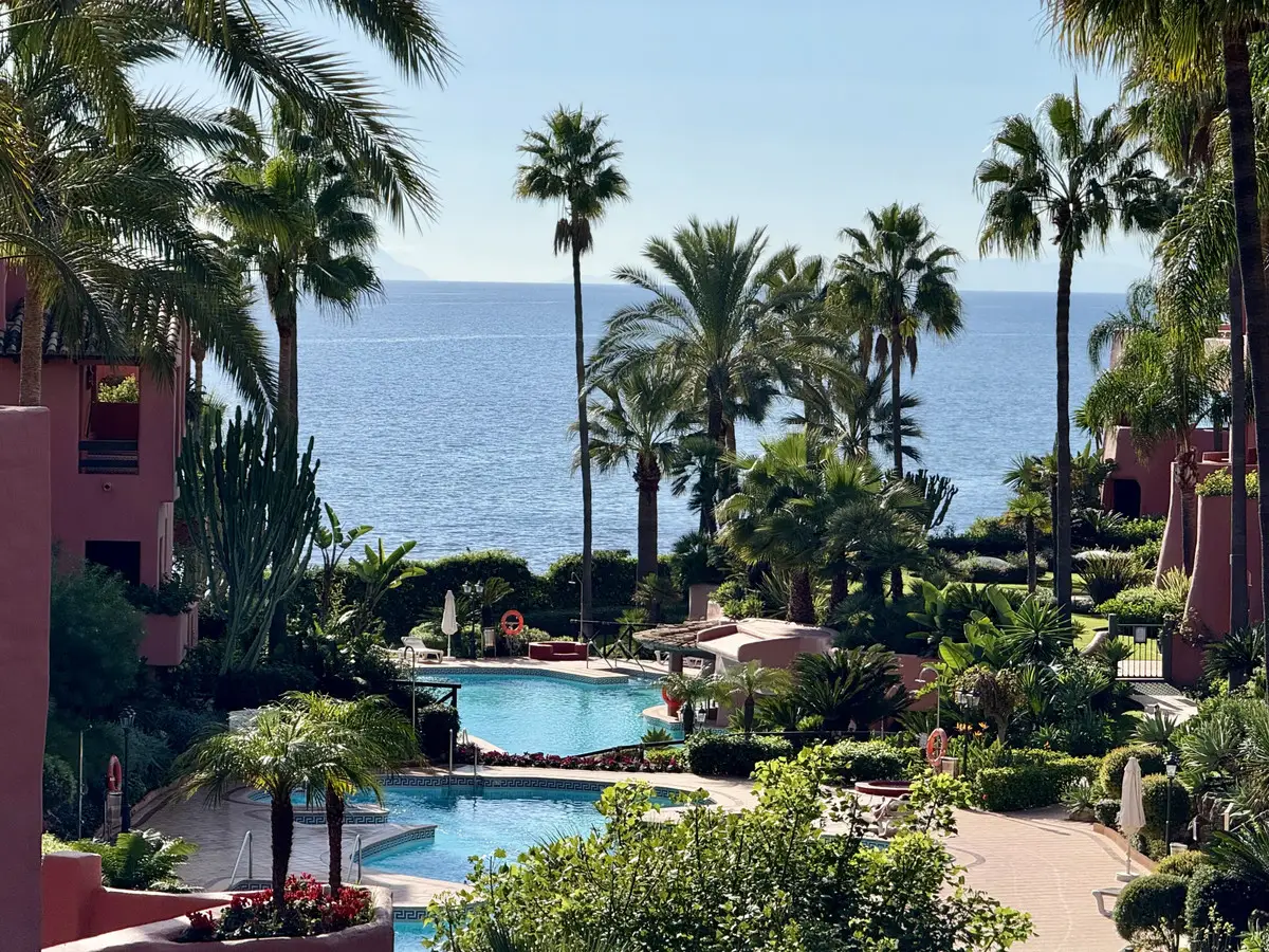 Middle Floor Apartment for sale in Estepona — photo 1