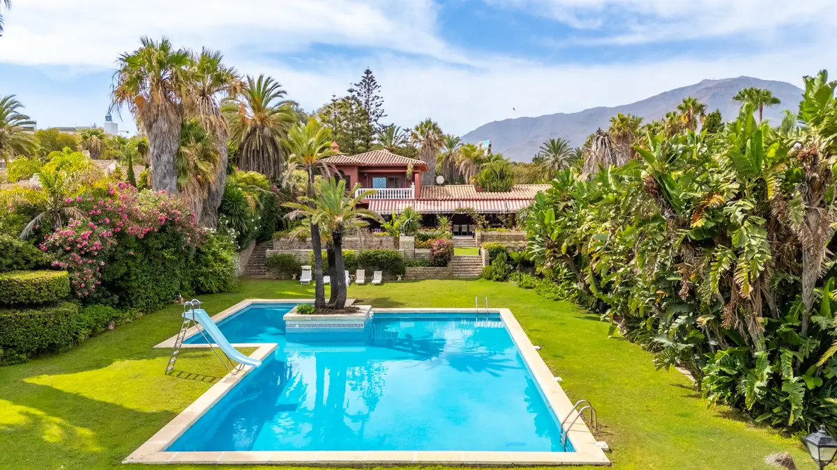 Detached Villa for sale in Estepona — photo 1